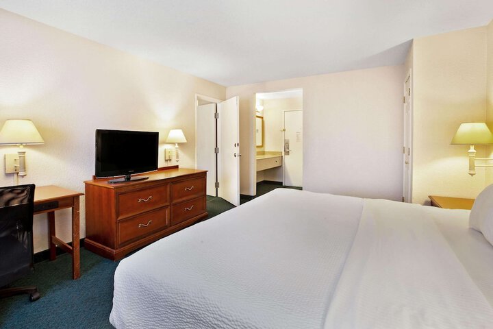 1 King Bed (16 of 16)