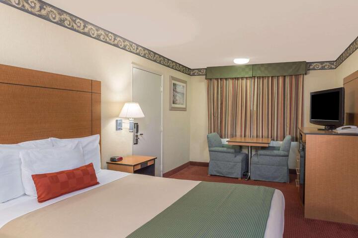 1 Queen Bed (8 of 13)