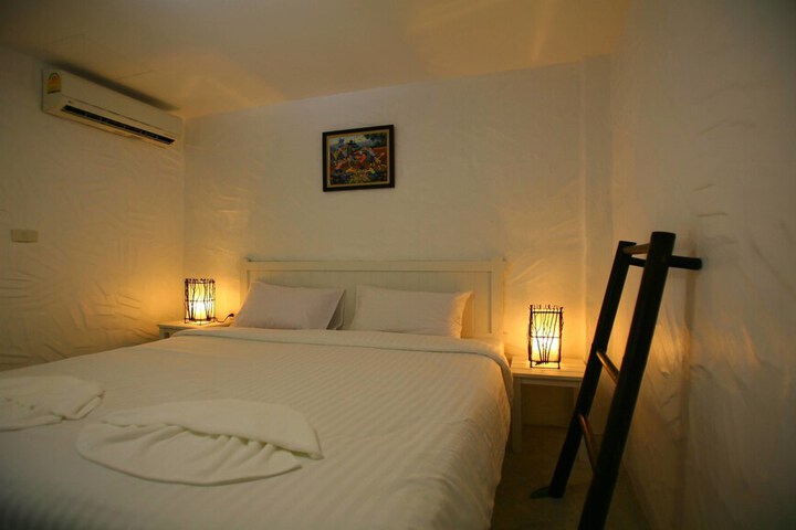 Room 5 of 12