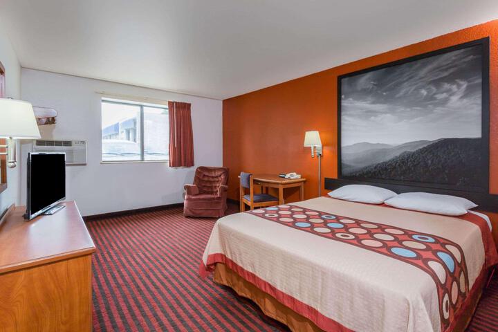 1 Queen Bed (6 of 14)