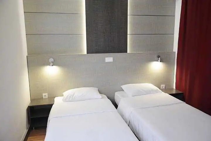 Room 3 of 7