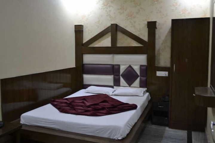 Room 7 of 12