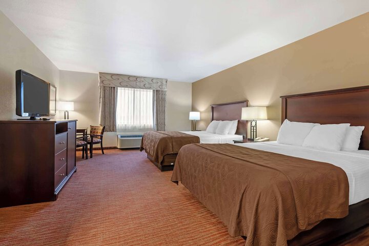 2 Queen Beds High Speed Internet Accessible First Floor Pet Friendly Room Coffee Maker Shower Only Full Breakfast (20 of 27)