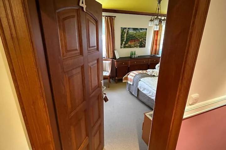 Room 18 of 106