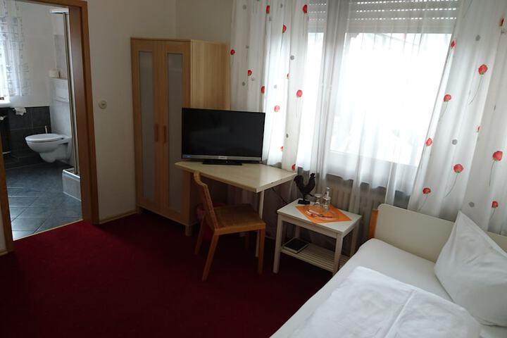 Room 27 of 76