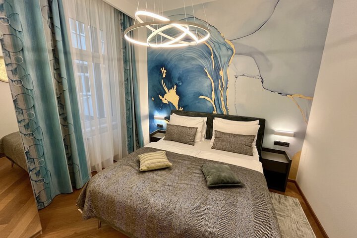 Room 13 of 83