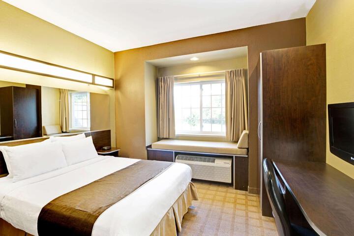 1 Queen Bed (3 of 14)