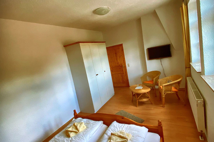 Room 6 of 10