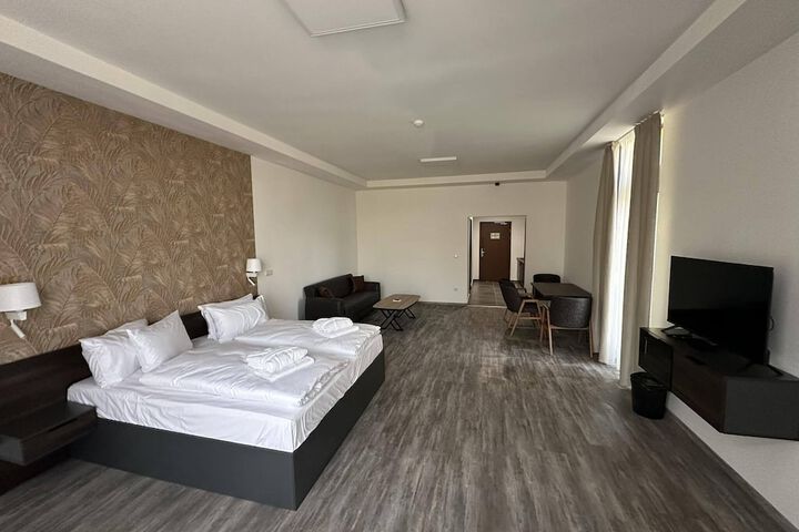 Room 18 of 143