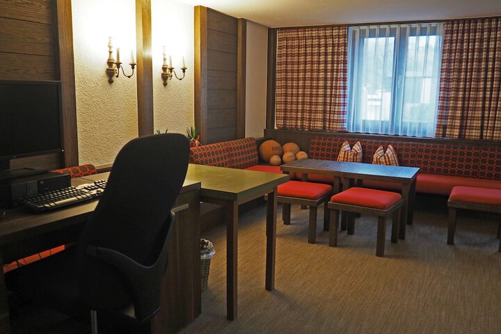 Business Center 51 of 65