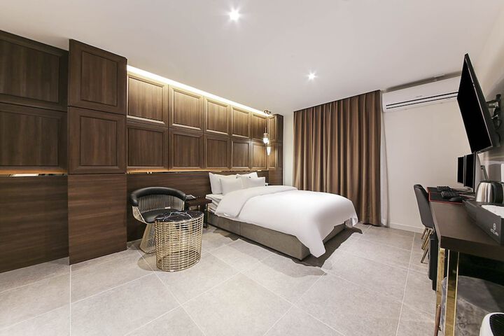 Room 9 of 29