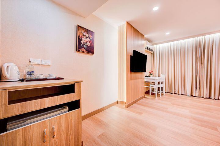 Room 27 of 38