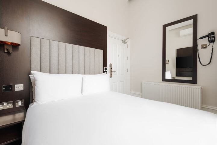 Room 28 of 68