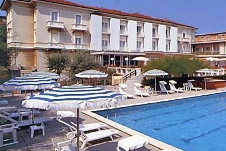 Hotel Pool