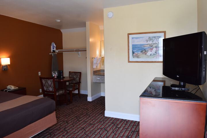 1 Queen Bed (2 of 9)