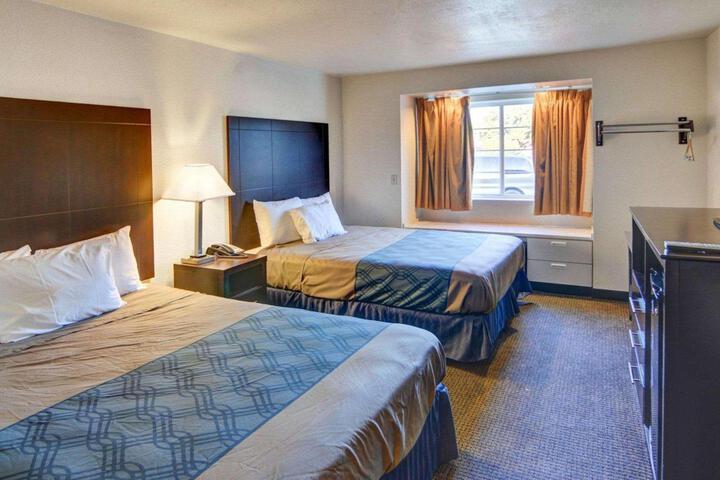 1 Queen Bed (12 of 13)