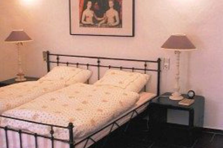 Room 6 of 12