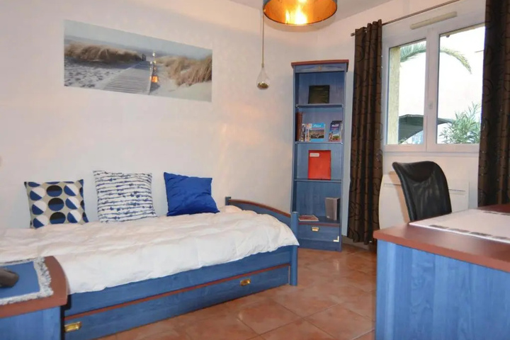 Room 4 of 8