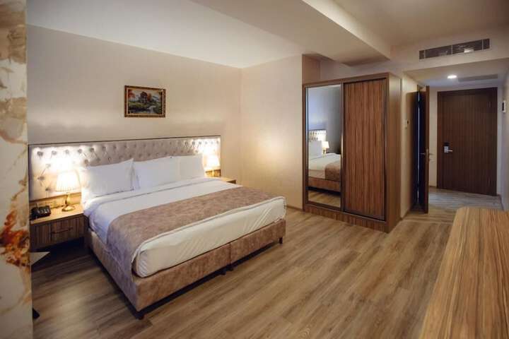Room 8 of 16