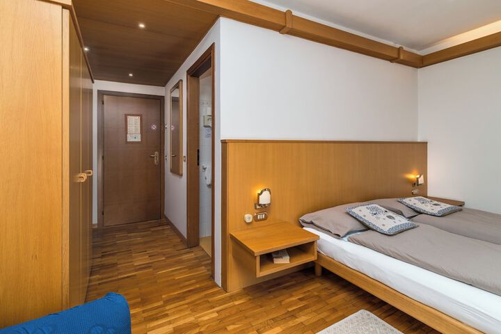 Room 33 of 69