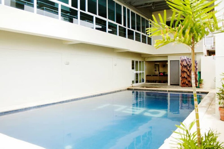Hotel Pool
