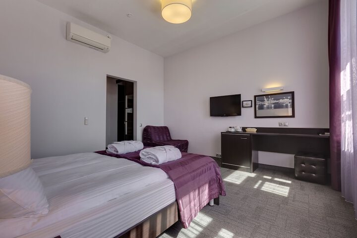 Room 10 of 65
