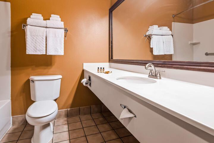 2 Queen Beds Mobility Accessible Bathtub Full Breakfast (4 of 6)