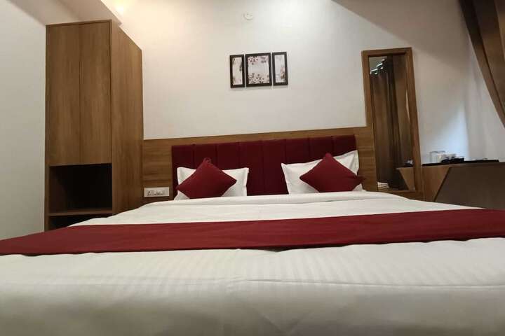 Room 9 of 28