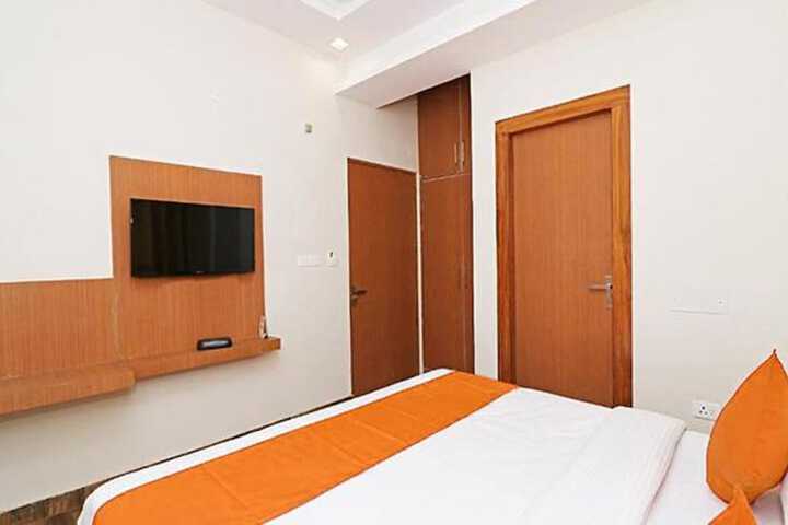 Room 11 of 18