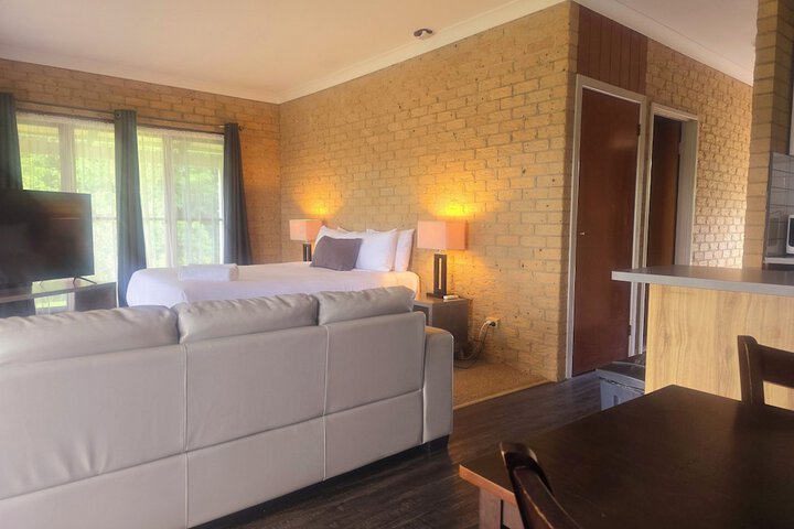 Room 18 of 174