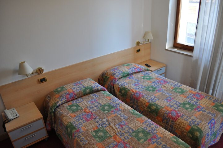Room 17 of 34