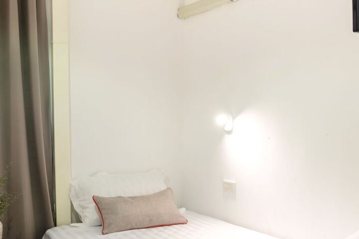 Room 6 of 93