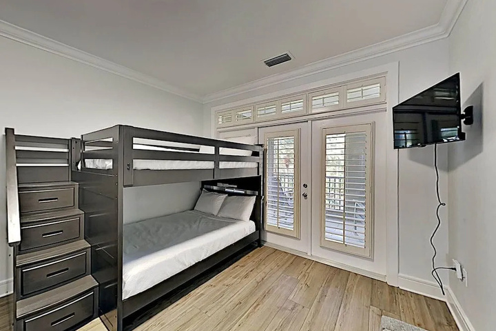 Room 6 of 16