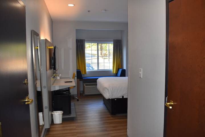 1 Queen Bed Deluxe Accessible Room (17 of 28)