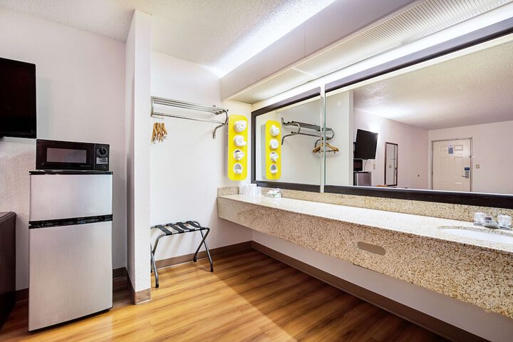 Deluxe King Bed (8 of 9)