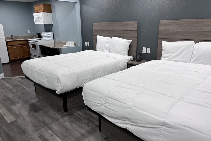 1 Queen Bed (3 of 30)