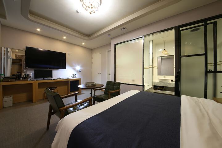 Room 14 of 33
