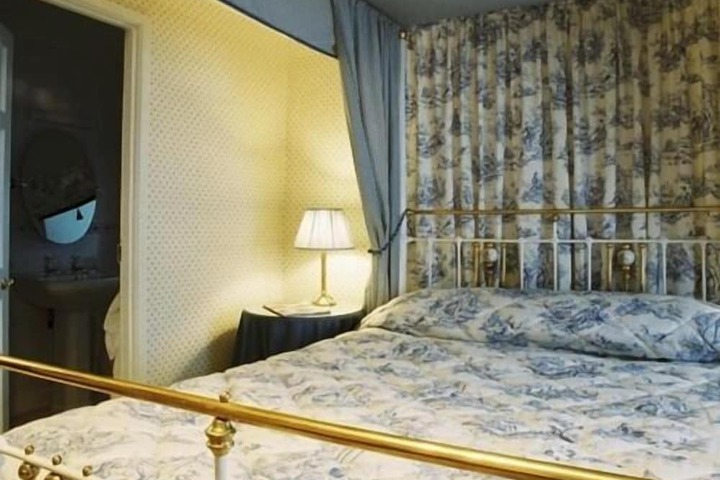 Room 12 of 33