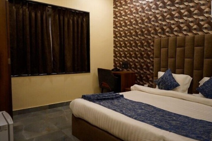 Room 4 of 10