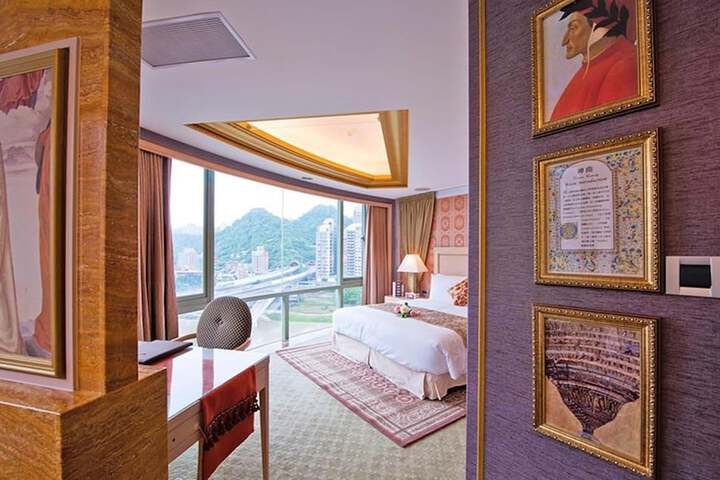 Room 52 of 101