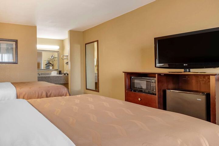 2 Queen Beds (6 of 6)