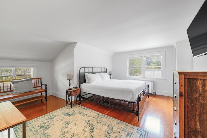 Deluxe King Bed (9 of 42)