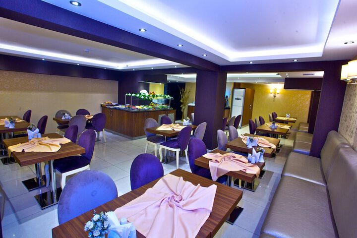 Dining 27 of 32