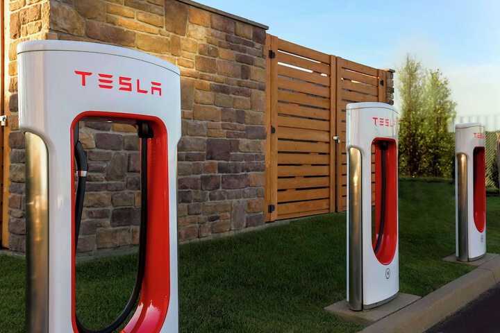 Electric vehicle charging station