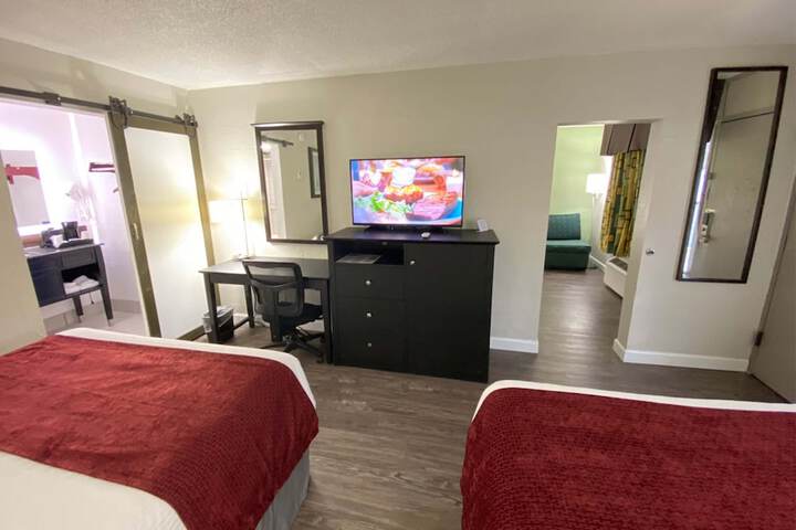 2 Queen Beds Work Desk Work Space Microwave and Refrigerator, Coffee and Tea Maker Full Breakfast (20 of 23)