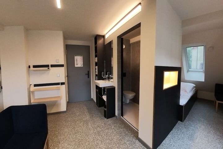 Room 28 of 93