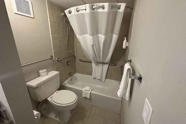 Room 17 of 28