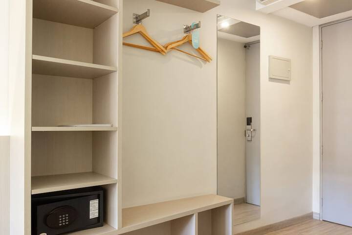 Room 9 of 40