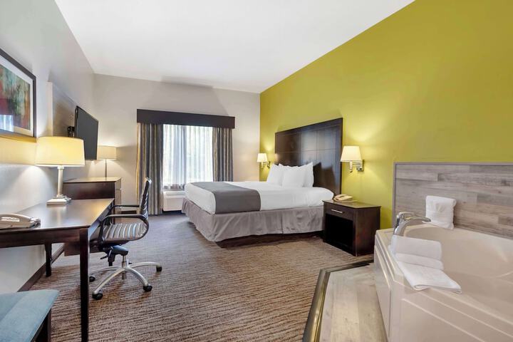 1 King Bed Microwave and Refrigerator Full Breakfast (11 of 14)
