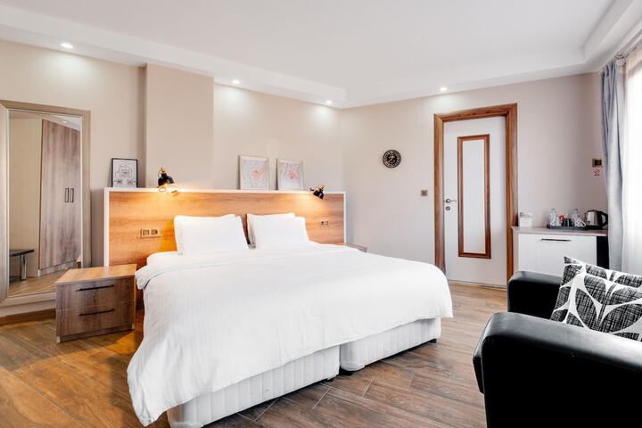 Room 10 of 32